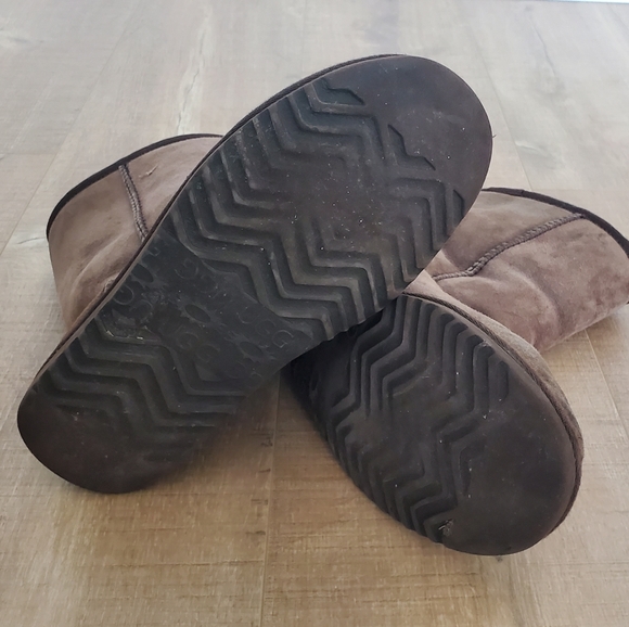 Uggs Australia Classic Boots - Picture 2 of 4